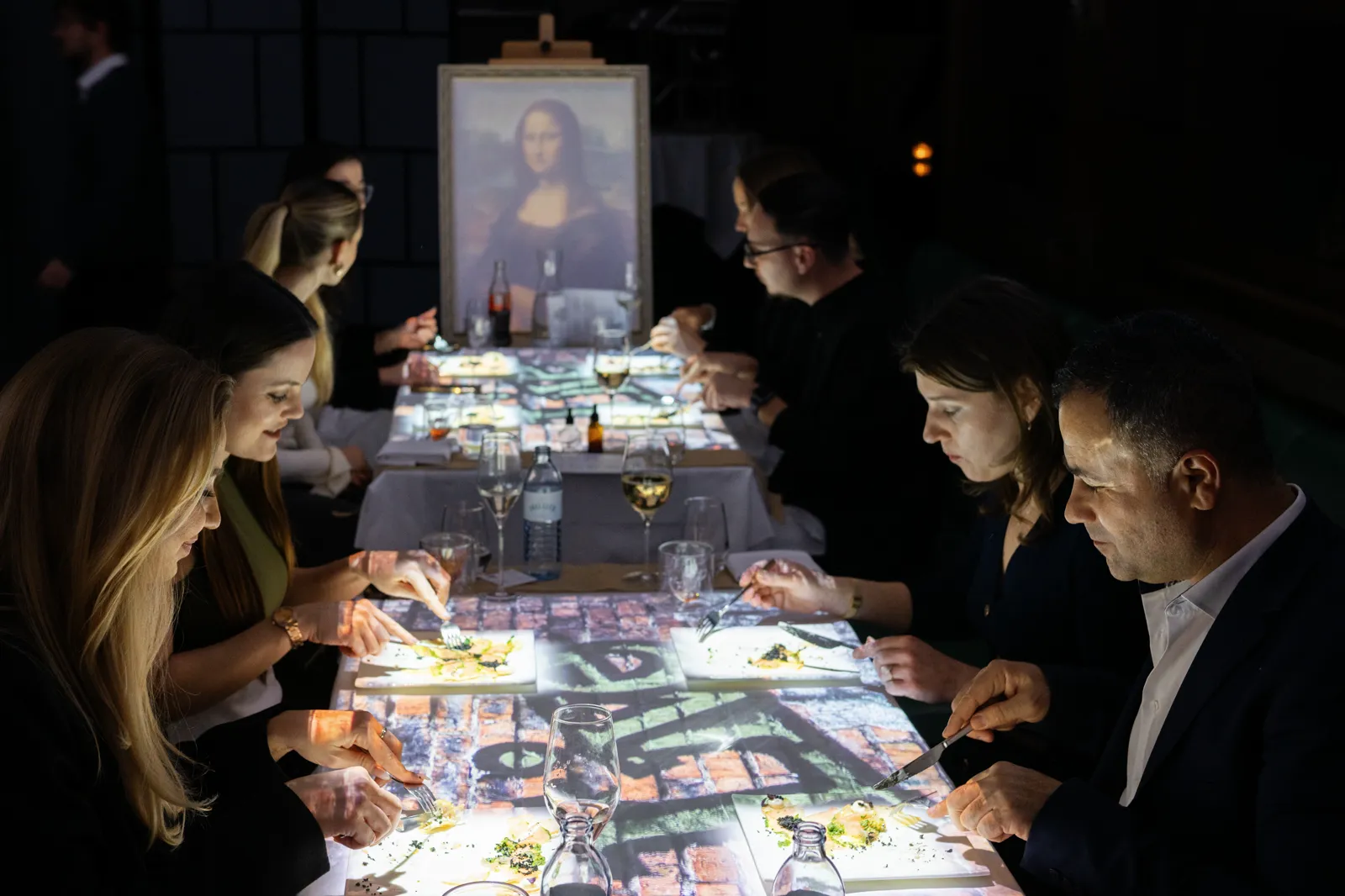 Gäste gestalten gemeinsam am leuchtenden Tisch bei 7 Paintings
